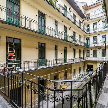 Modern And Stylish Close To The Danube Budapest